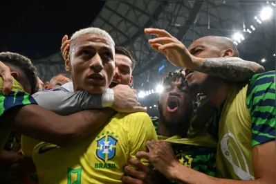 Imagem ilustrativa da imagem Richarlison ressuscita a camisa 9 em uma estreia de Copa