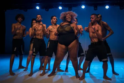 Clarin Cia de Dança, de São Paulo, apresenta ou "9 ou 80" no fsetival de Dança de Londrina, uma crítica a episódios de preconceito e discriminação que acontecem pelo País