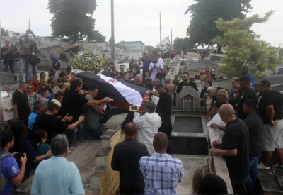 Familiares, amigos e fãs rendem as últimas homenagens a Roberto Dinamite