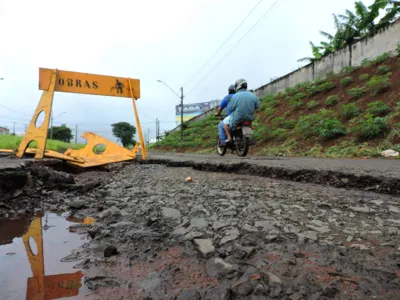 Imagem ilustrativa da imagem Rua na zona leste acumula crateras e incomoda moradores e motoristas