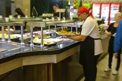 Curitiba, 14 de dezembro de 2022 - Serviço de buffet no centro de Curitiba.