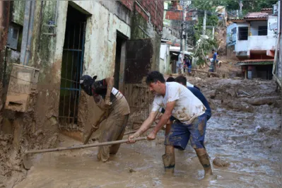 Em São Sebastião, moradores trabalham na limpeza de casas e ruas atingidas pela lama e entulhos