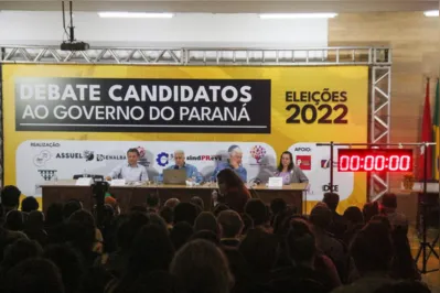 A partir da esquerda, Gomyde, Requião e Ângela Machado em debate realizado ontem pela manhã em anfiteatro na UEL