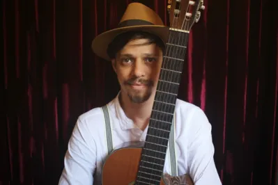 O artista paulista Yuri de Franco apresenta "Contos e Cantos" nesta quarta-feira (14), às 14 h, no Calçadão