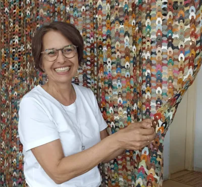 Ivanete Thomaz com a cortina feita de 4.800 elos do couro da Selvaggio:  planejamento em todos os processos de criatividade que levam em consideração o reaproveitamento