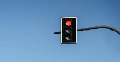 Imagem ilustrativa da imagem TCE suspende edital milionário para modernização semafórica de Londrina