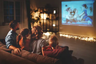 Nas férias escolares, é possível se divertir também dentro de casa com a programação de TV especial para crianças