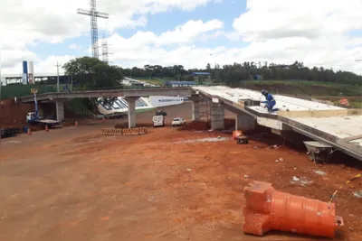 A obra está com 30,39% de execução, sendo que a estrutura da passarela está 77,70% concluída,  segundo o DER