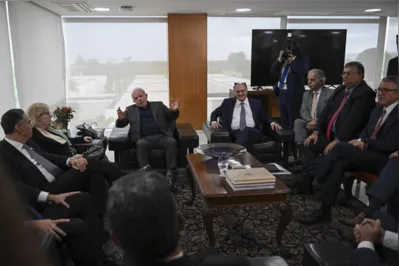 Lula se reuniu com a ministra Rosa Weber e com o deputado Arthur Lira no Palácio do Planalto e divulgou um documento em defesa da democracia