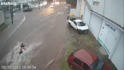 Uma pessoa tentou segurar a moça e também foi arrastada.