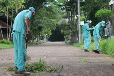 Servidores da prefeitura do campus realizam a limpeza e varrição do Calçadão e de outros setores