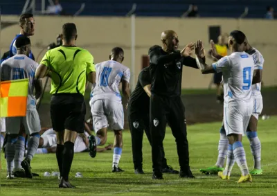 O técnico Edinho cumprimenta os jogadores: vitória traz um pouco de paz ao elenco do Londrina