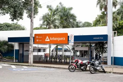 Simulação da fachada da universidade com a marca Anhanguera