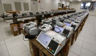 Imagem ilustrativa da imagem Urnas eletrônicas são preparadas para as eleições em todo o Paraná