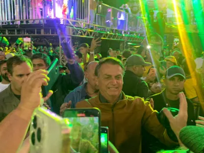 Imagem ilustrativa da imagem Vice-líder nas pesquisas, Bolsonaro ataca PT em comício em Londrina