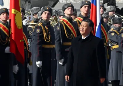 O presidente chinês Xi Jinping chega à Rússia para visita de três dias