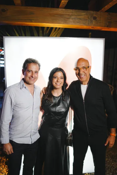 A anfitriã, Ana Karina Sanfelice, entre o marido, José Roberto, e o criador da marca, Raphael Sahyoun
