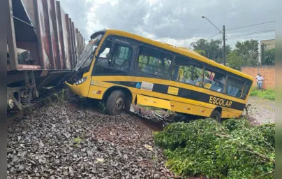 Imagem ilustrativa da imagem Acidente entre ônibus escolar e trem deixa dois mortos em Jandaia do Sul