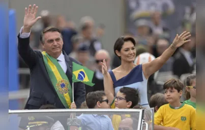 Imagem ilustrativa da imagem Ao lado de Michelle, Bolsonaro fala a milhares na Esplanada