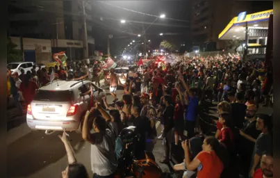 Imagem ilustrativa da imagem Eleitores de Lula comemoram vitória nas ruas de Londrina