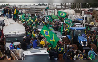 Imagem ilustrativa da imagem Rodovias seguem bloqueadas parcialmente contra eleição de Lula