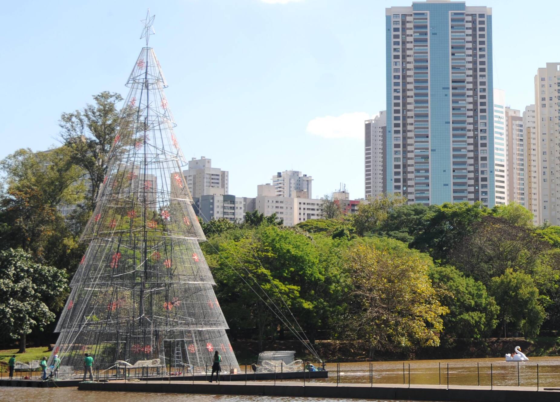 Concluída a estrutura da árvore de Natal no Igapó Concluída a estrutura da árvore de Natal no Igapó