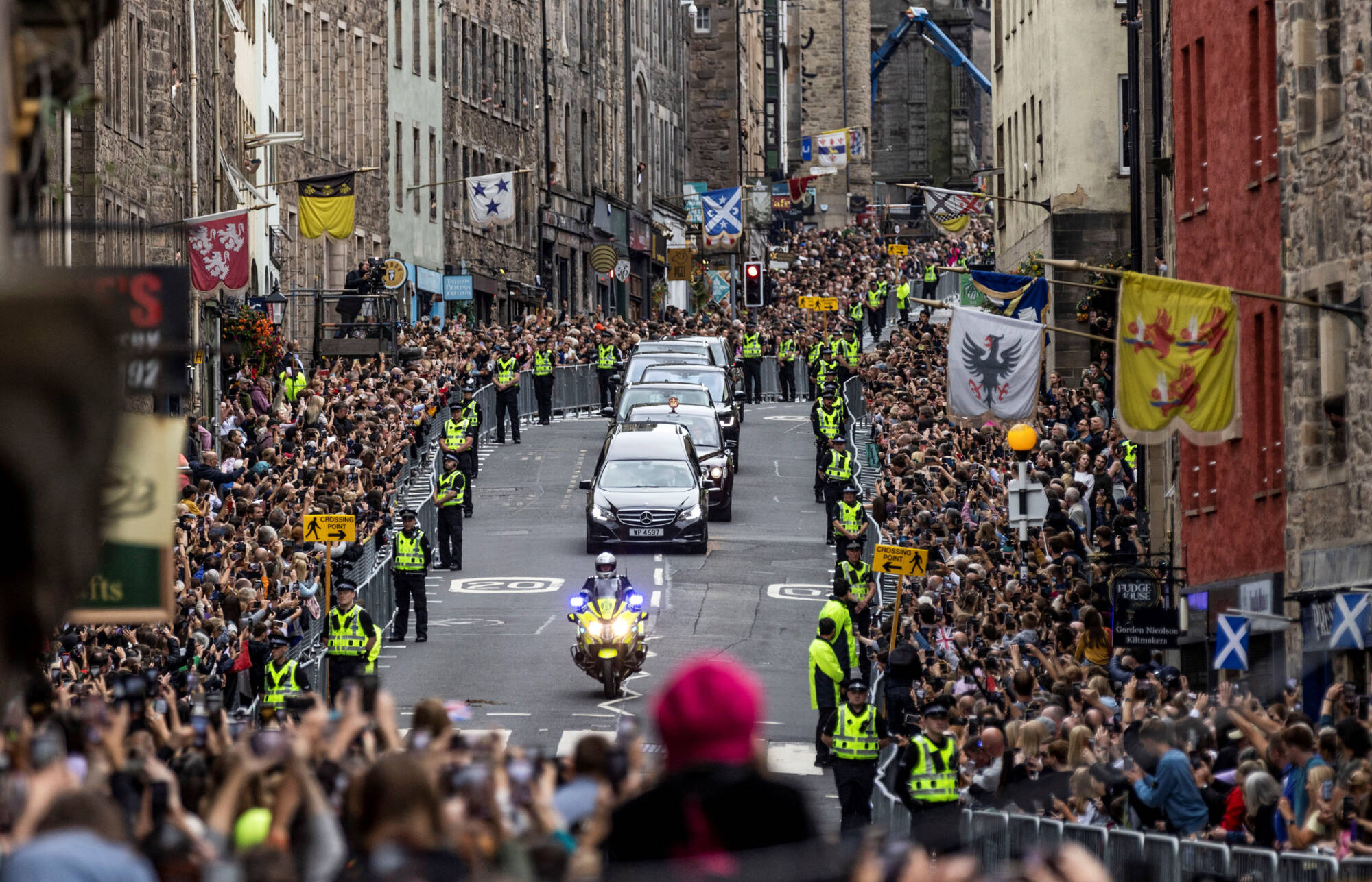 Multidão recebe corpo da Rainha Elizabeth 2ª em Edimburgo