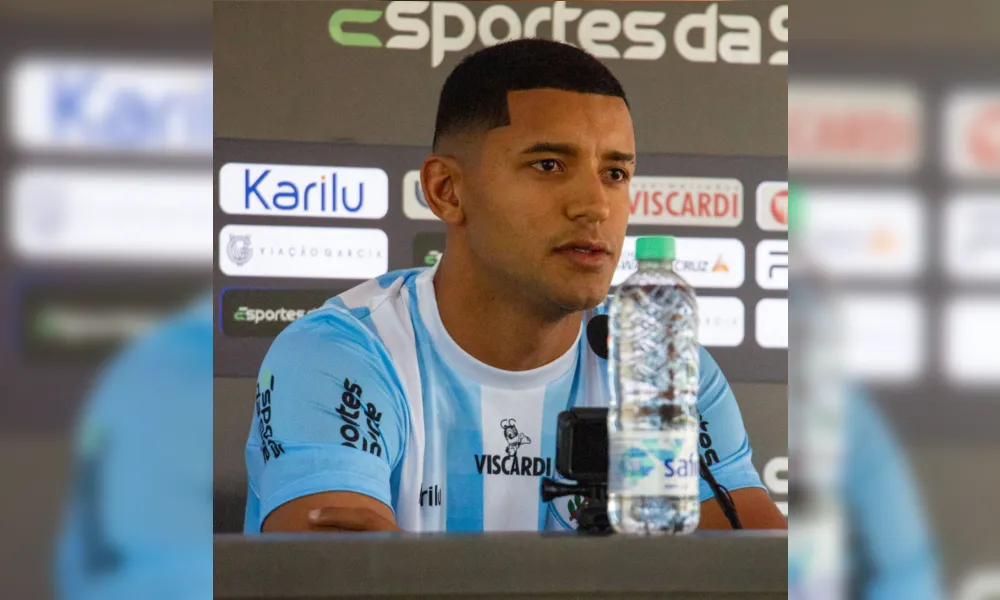Zé Vitor desembarcou nesta quarta-feira no Londrina; Centroavante, que chega por empréstimo do Vasco, estava atuando no futebol de Portugal