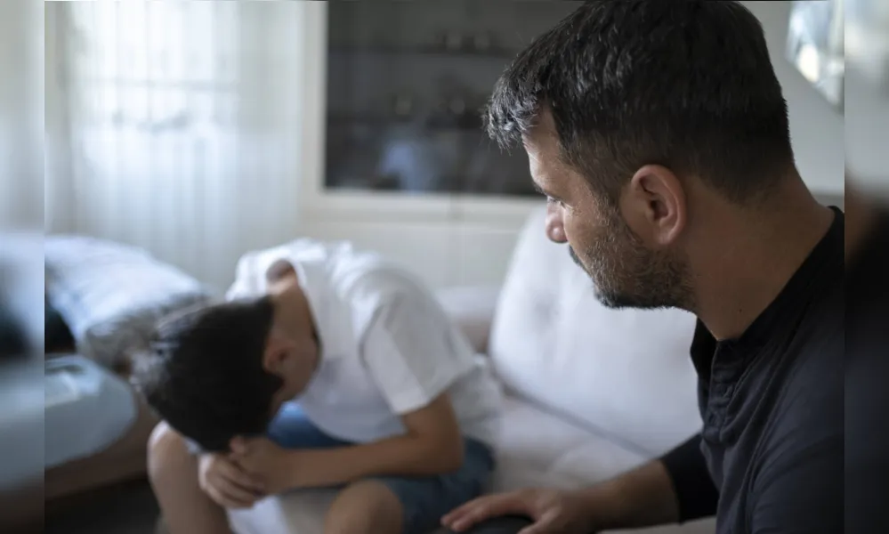 Para abordar o assunto em casa e lidar com medos e traumas, especialistas recomendam acolher os sentimentos dos filhos e procurar ajuda especializada, quando necessário