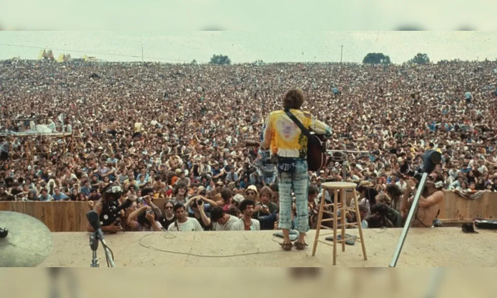 John Sebastian do Lovin Spoonfull encara a massa do Festival de Woodstock, evento síntese da Contracultura