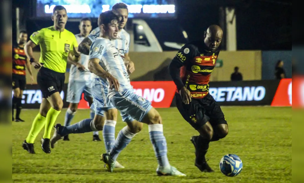 LONDRINA,PR,04.06.2023:LONDRINA-SPORT-CAMPEONATO-BRASILEIRO-SÉRIE-B - Lance durante partida entre Londrina e Sport, válido pelo Campeonato Brasileiro Série B, realizado na cidade de Londrina, PR, neste domingo, 04. (Foto: Filipe Barbosa/Futura Press/Folhapress)