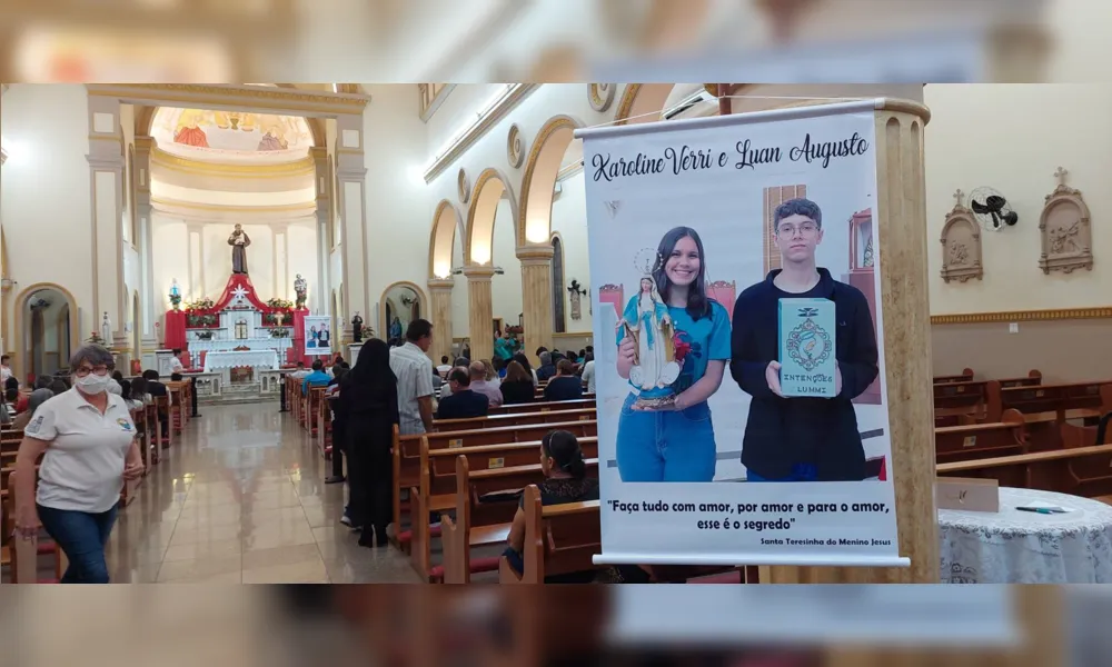 Imagem ilustrativa da imagem Missa em homenagem a Karoline e Luan lota Paróquia Santo Antônio