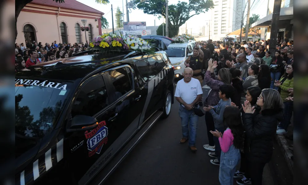 Imagem ilustrativa da imagem Multidão emocionada acompanha enterro de Karoline Alves