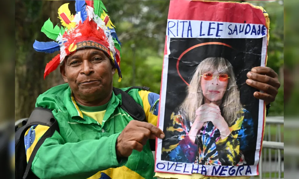 Fã exibe poster de Rita Lee durante velório da cantora na última terça-feira no Planetário do Ibirapuera: também uma vó irreverente