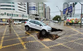 Asfalto cede no Centro de Maringá e quase engole veículo