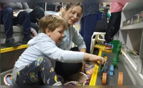 Atividades educativas levam famílias à biblioteca nas férias