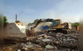 Casas condenadas após temporal de março são demolidas em Bandeirantes