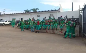 Coletores de lixo fazem paralisação para cobrar vale-alimentação