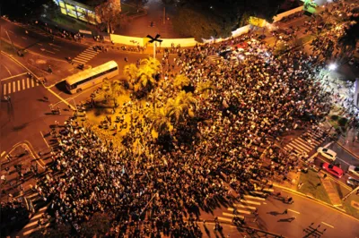 Milhares tomam o cruzamento da JK com Higienópolis em 17 de junho de 2013: a juventude, de novo, ocupava a História para transformá-la