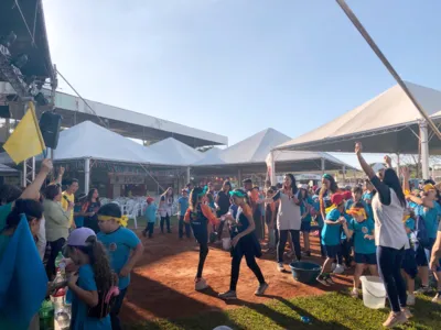 Alunos da escola municipal San Izidro participando da gincana japonesa conhecida como Undokai