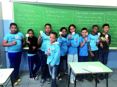 Alunos da E.M  Elias Kauam com a produção de dedoches do saci-pererê