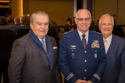 Alfons Gardemann com o  comandante-geral da Força Aérea Brasileira Marcelo Damasceno e Antônio Carlos Romanoski