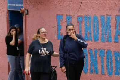 A professora de educação física Cíntia, que imobilizou o aluno agressor no ataque a colegas e professoras à faca, deixa a Escola Estadual Thomazia Montoro, em Vila Sônia