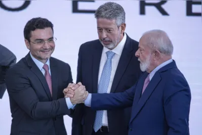 Imagem ilustrativa da imagem Ao lado de Lira, Lula empossa o primeiro ministro do centrão