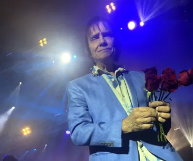 Imagem ilustrativa da imagem Aos 82 , o mesmo Roberto de nunca no show em Londrina