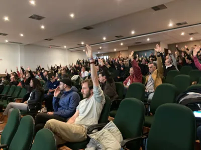 Os docentes entraram em greve no dia 8 de maio pedindo uma reposição da ordem de 42%, referente ao valor da data-base atrasado desde 2016