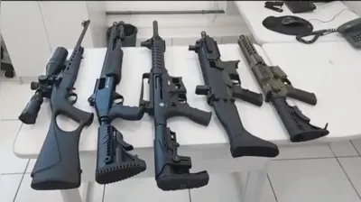 Em buscas na casa do  investigado, os policiais apreenderam diversos tipos de armas de alto poder de fogo