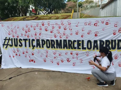 Manifestação Na Praça da Paz, em Foz do Iguaçu, reuniu familiares e amigos do guarda municipal assassinado em 9 de julho de 2022