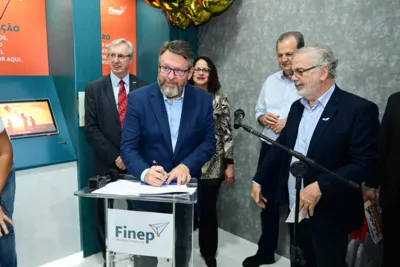 O diretor do BRDE PR; Wilson Bley Lipski, presidente da Finep, Celso Pansera, ministra do MCTI Luciana Santos e secretário estadual da Ciência, Tecnologia e Ensino Superior Aldo Nelson Bona