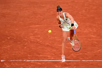 Brazil's Beatriz Haddad Maia serves to Poland's Iga Swiatek during their women's singles semi-final match on day twelve of the Roland-Garros Open tennis tournament at the Court Philippe-Chatrier in Paris on June 8, 2023. (Photo by Emmanuel DUNAND / AFP)